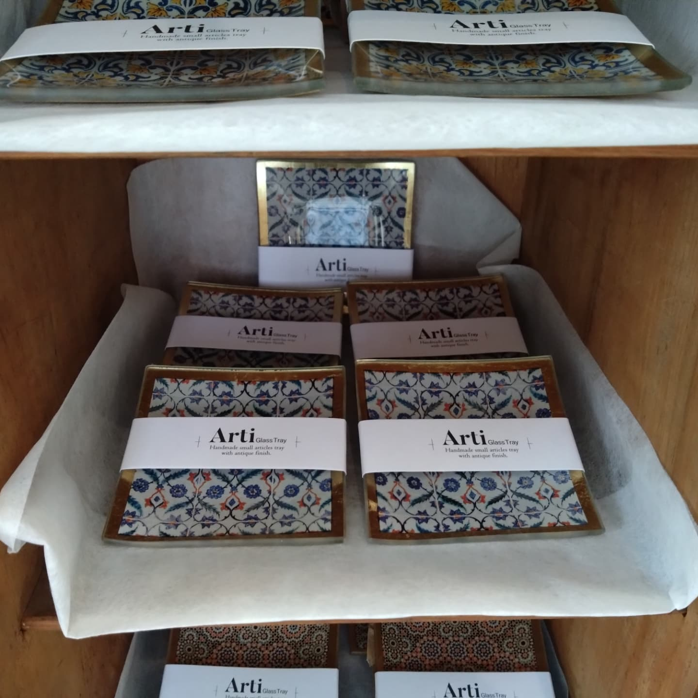 アンティーク風のガラストレイ入りました😃