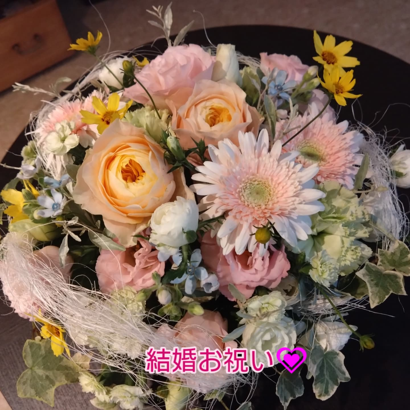 色合い、素材で表情が変わるアレンジメント