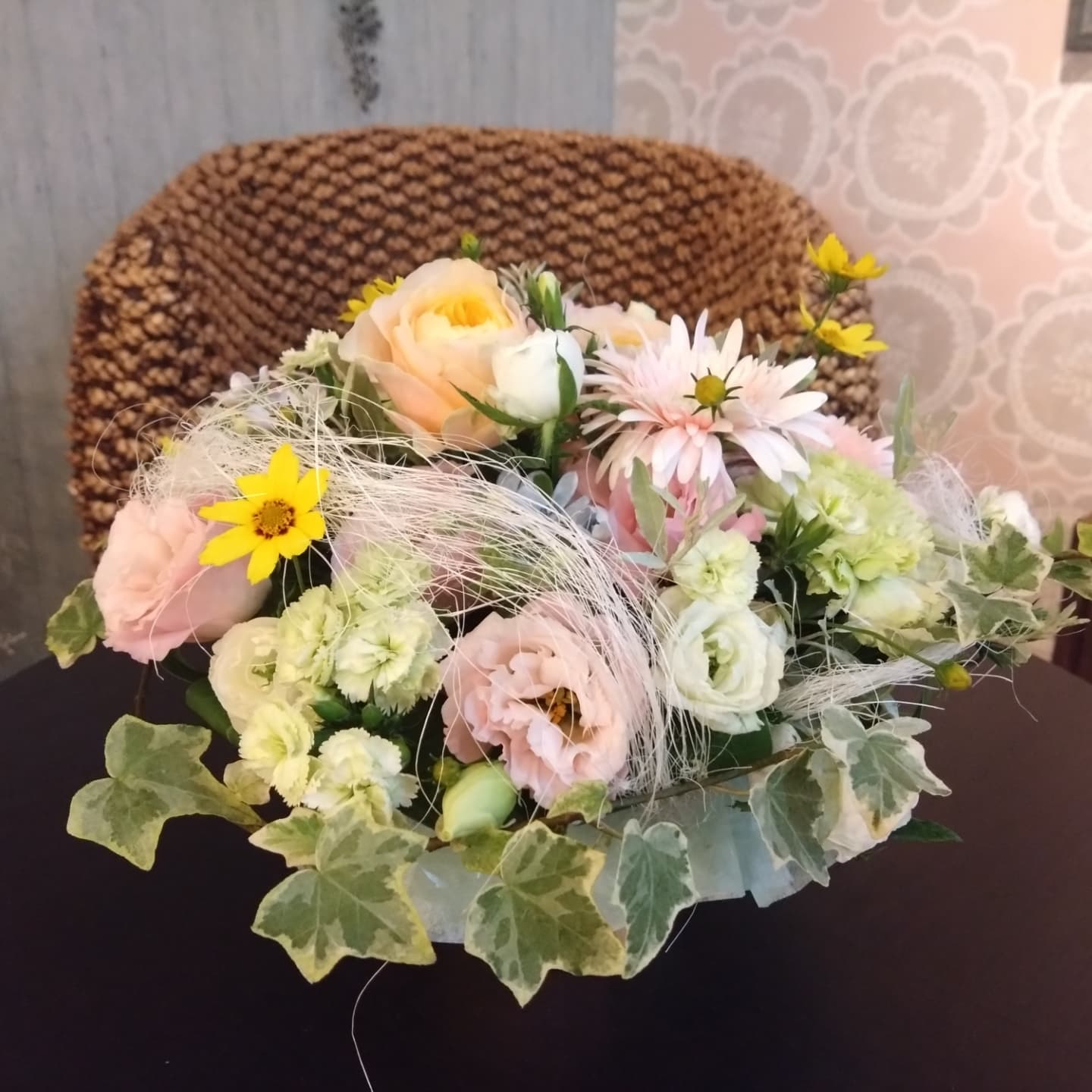 色合い、素材で表情が変わるアレンジメント