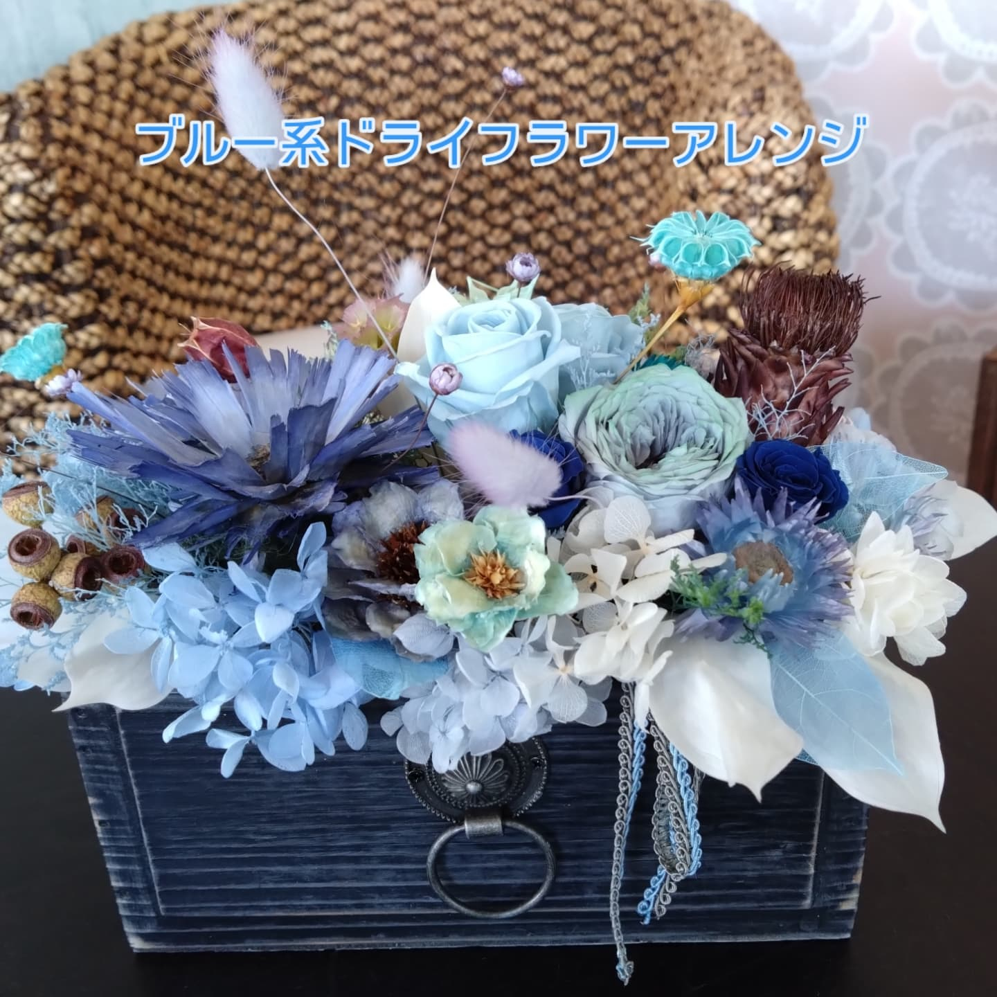 色合い、素材で表情が変わるアレンジメント