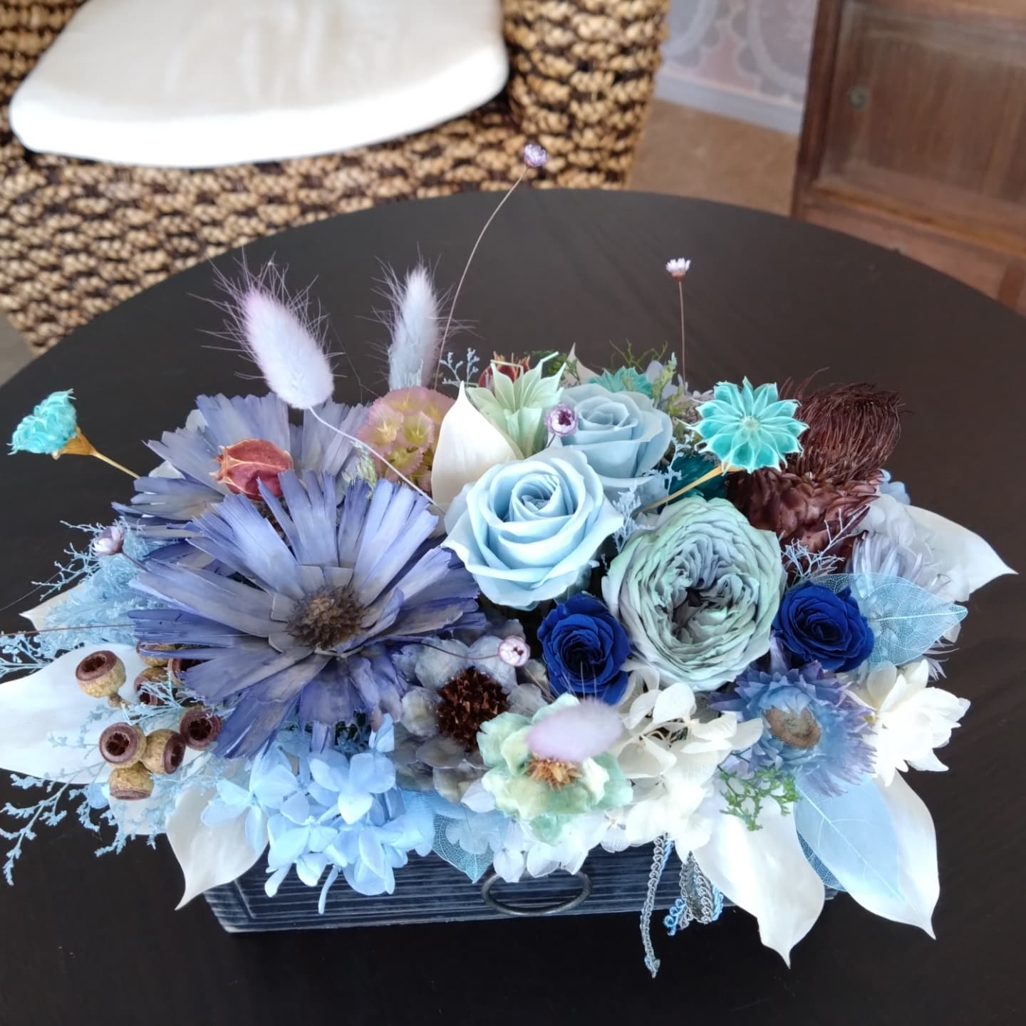 色合い、素材で表情が変わるアレンジメント