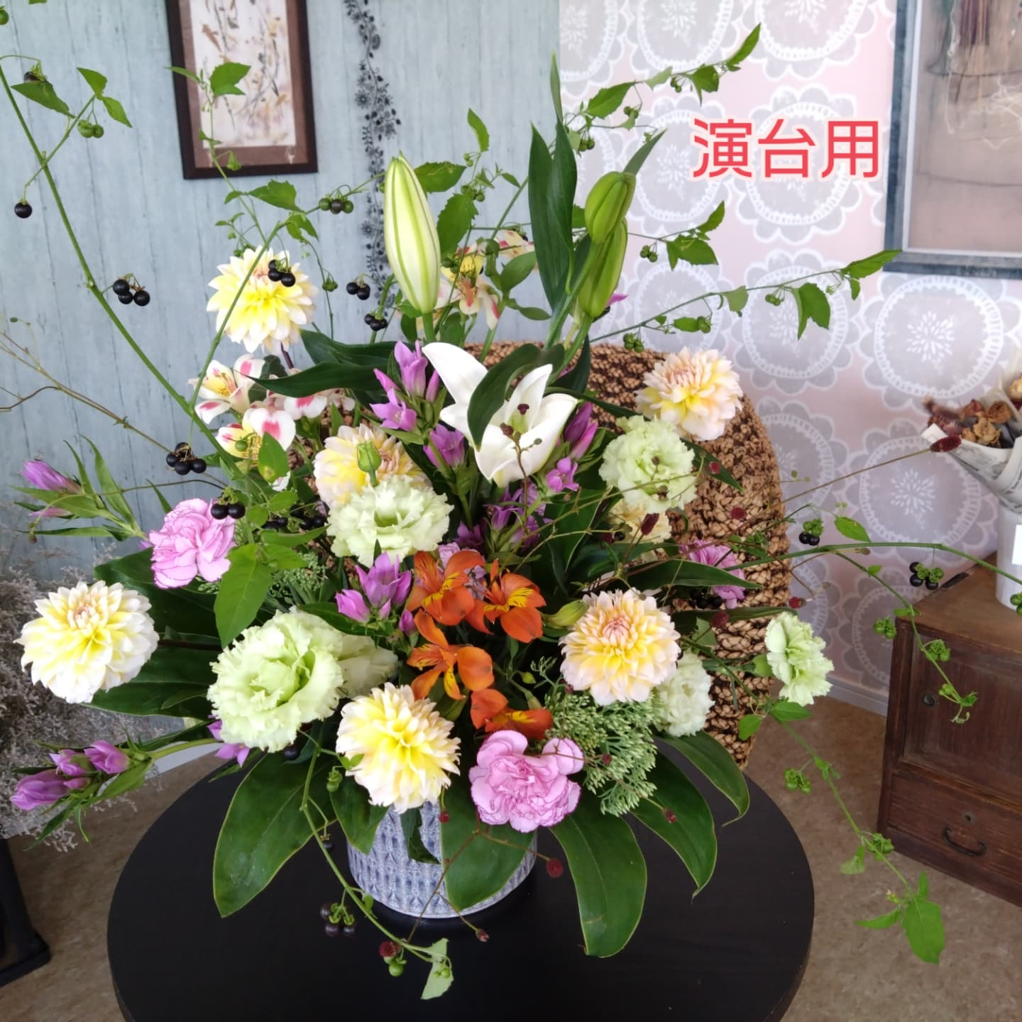 色合い、素材で表情が変わるアレンジメント