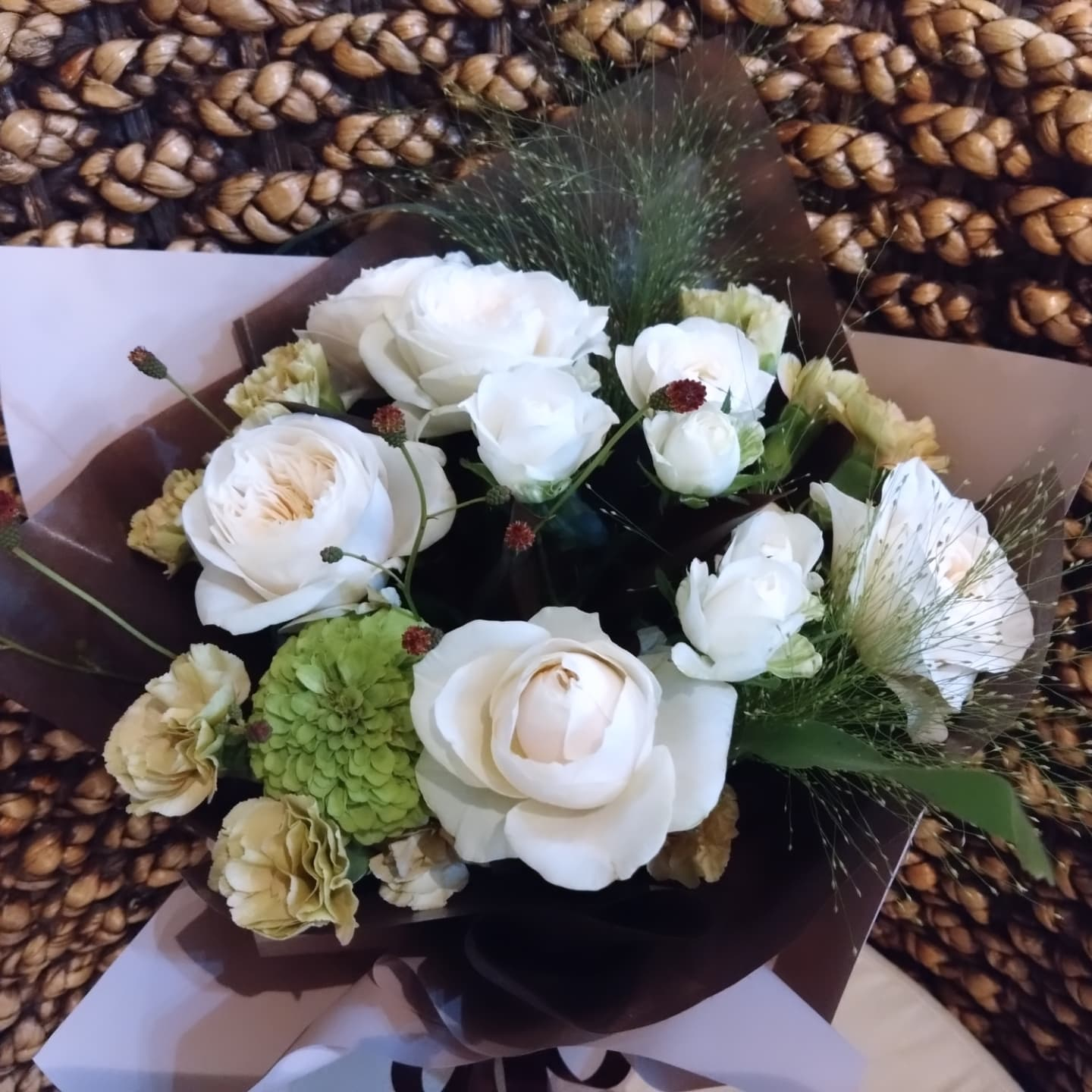 アンティークな色合いの花束